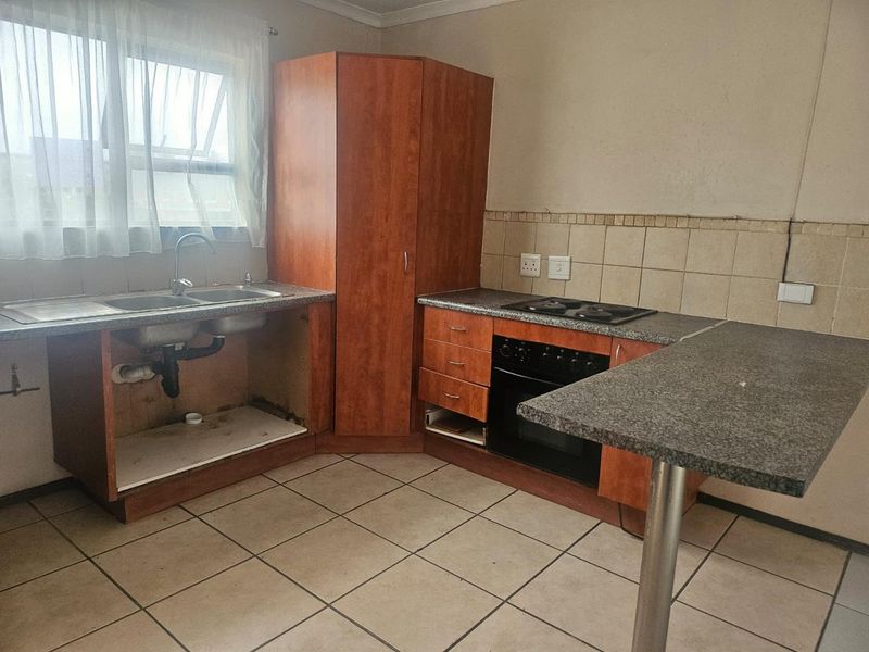 Cozy two-bedroom second floor apartment for sale in Kleinfontein Lake, Benoni - Photo 3