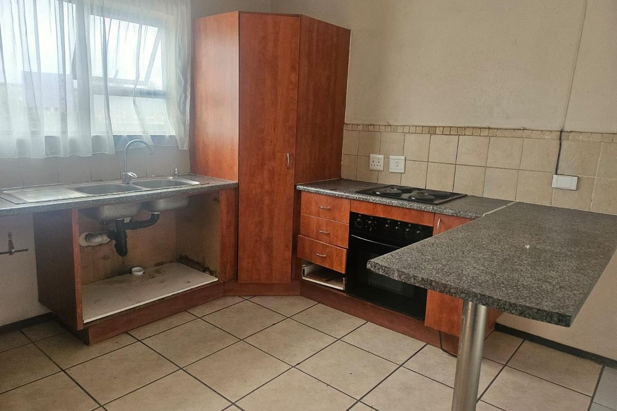 Cozy two-bedroom second floor apartment for sale in Kleinfontein Lake, Benoni - Photo 3