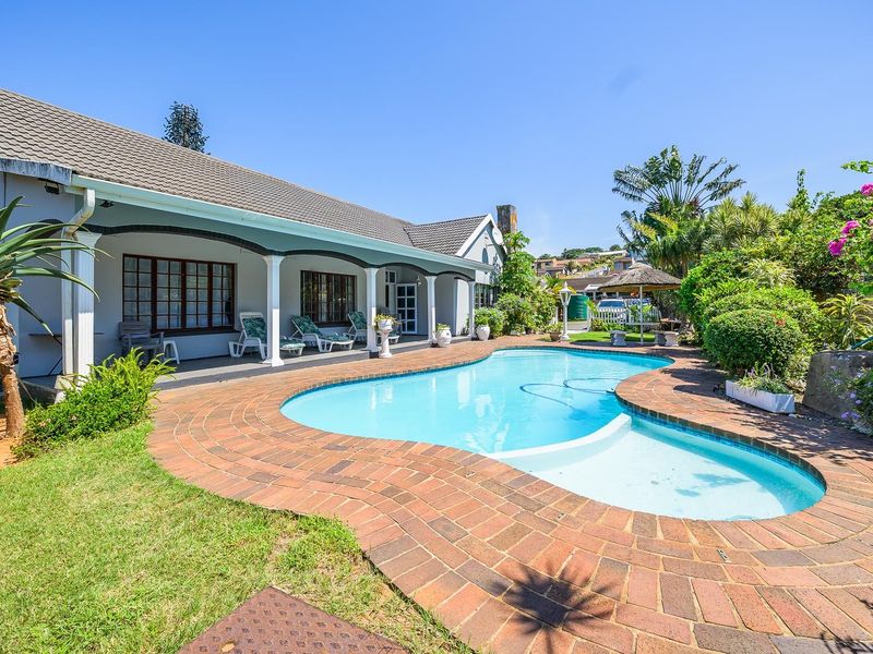 Elegant family Home with a spacious poolside Entertainment and a Private Granny Cottage - Photo 1