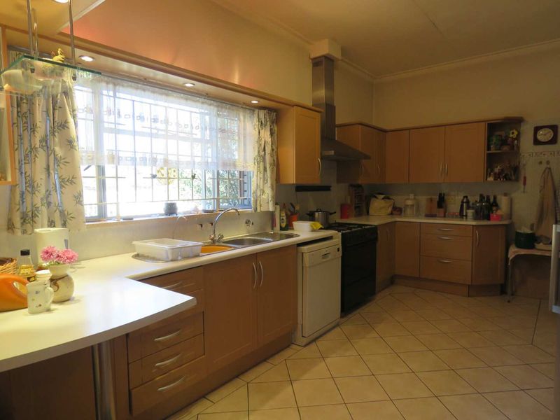Spacious 4-Bed Home with Pool, Double Garage & Solar Power - Photo 9