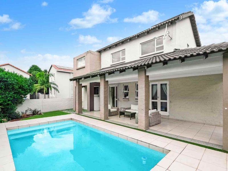 THE PERFECT FAMILY AND ENTERTAINERS HOME IN A SECURE LIFESTYLE ESTATE - Photo 2