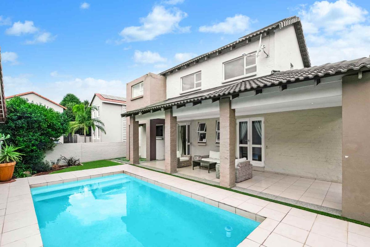 THE PERFECT FAMILY AND ENTERTAINERS HOME IN A SECURE LIFESTYLE ESTATE - Photo 2