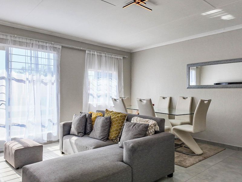Newly Renovated 2-Bedroom Apartment with Modern Finishes - Photo 8