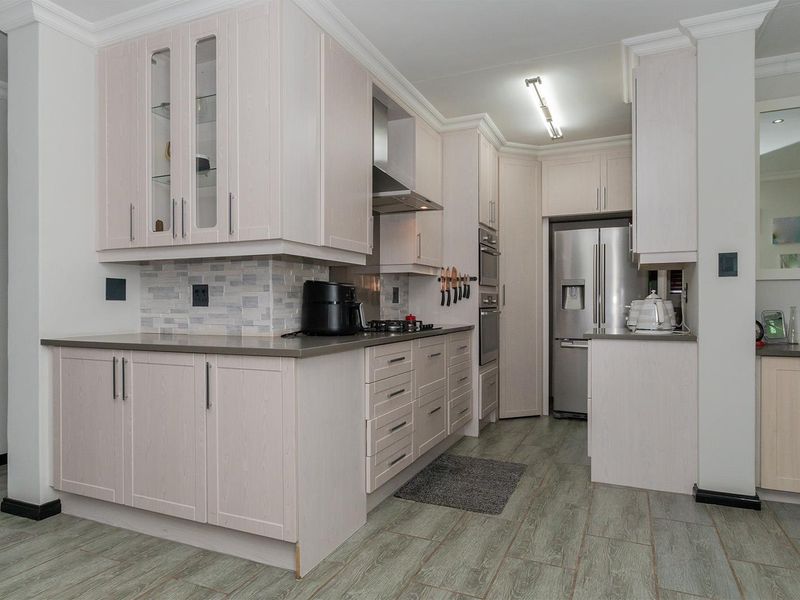 Exquisite Modern 3 Bedroom Family Home in Secure Estate – Van Riebeeck Park - Photo 6