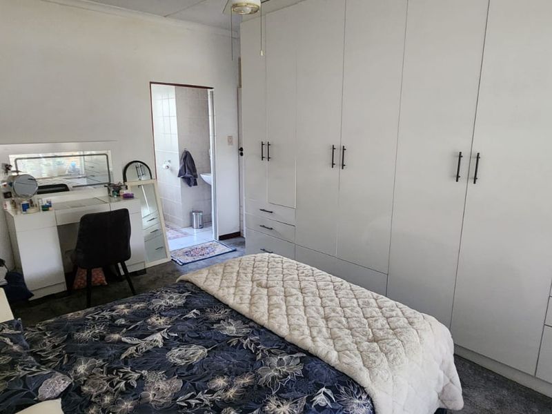 3 bedroom home in an area soon to be enclosed with entertainment+pool area!! - Photo 5