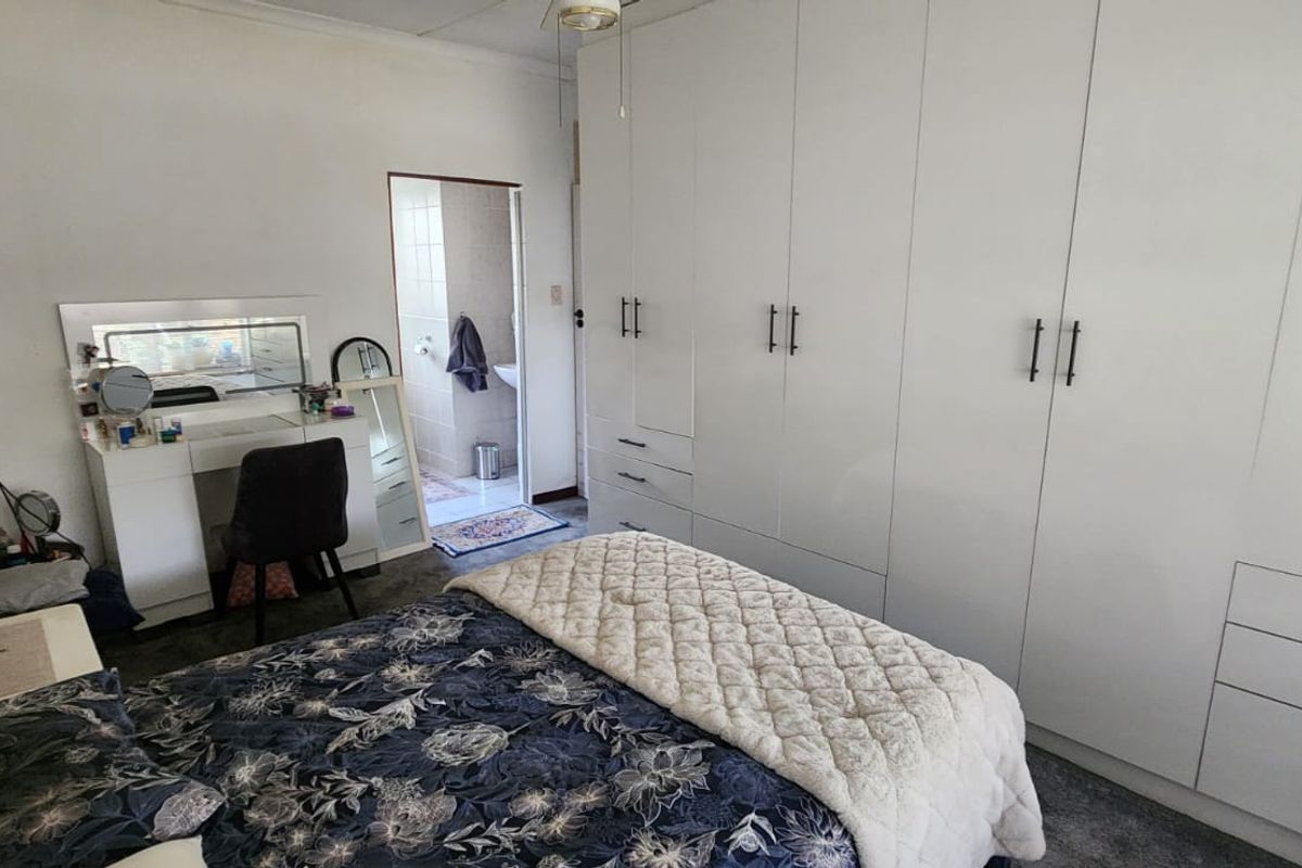 3 bedroom home in an area soon to be enclosed with entertainment+pool area!! - Photo 5