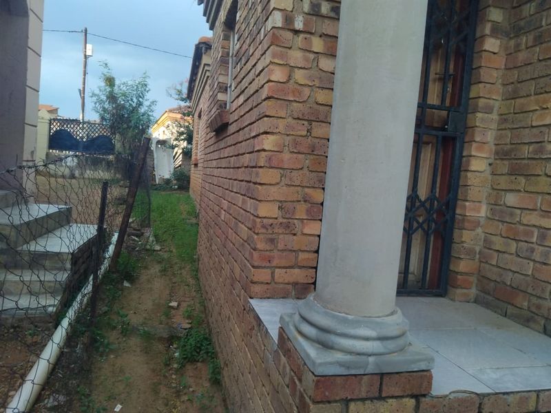 Big beautiful house in Soshanguve south - Photo 8
