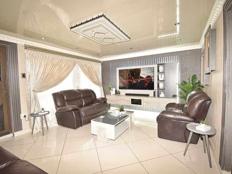 Modern 3 Bedroom, 2 Bathroom Home in Dawn Park - Photo 10