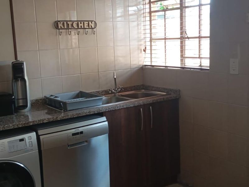 Charming three bedroom Townhouse with Modern Amenities - Photo 7