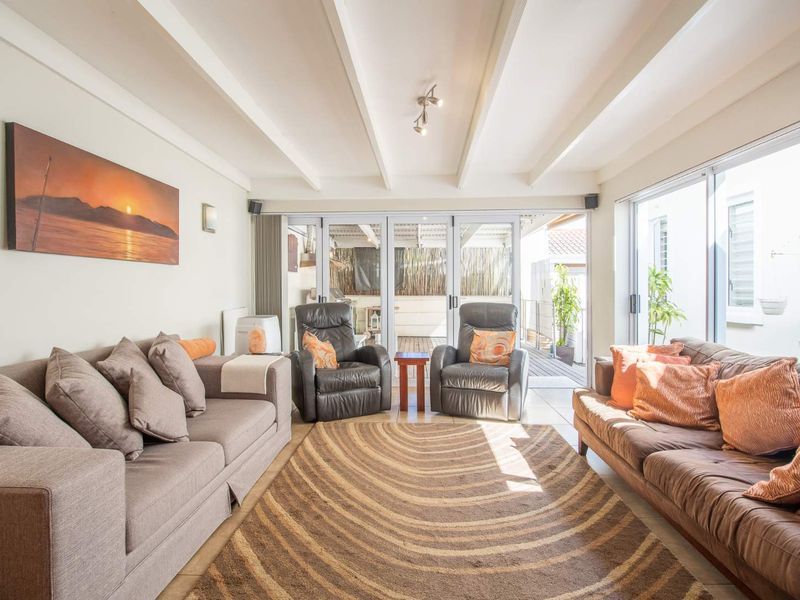 Spacious Private Family Living with Income-Generating Flat in Capri Village! - Photo 9