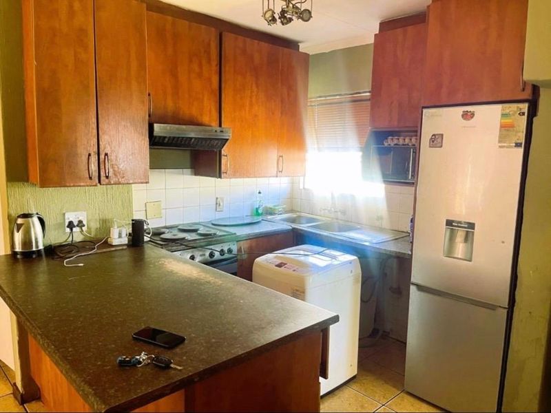 2-Bedroom First-Floor Apartment in Whitney Gardens - Photo 2