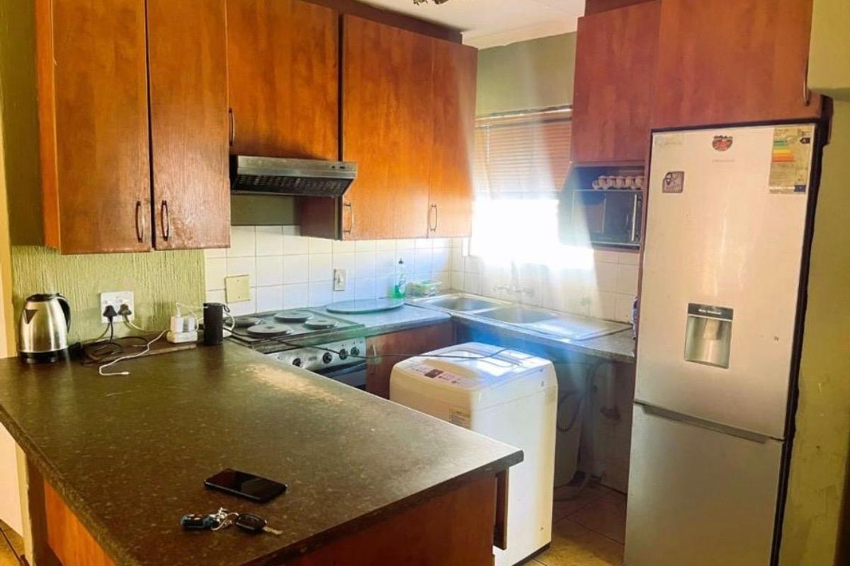 2-Bedroom First-Floor Apartment in Whitney Gardens - Photo 2