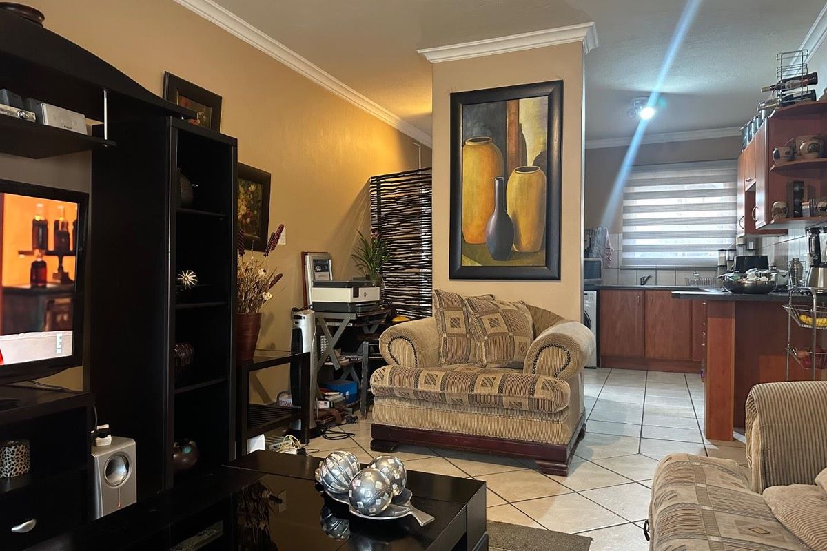 Sole mandate. Stunning ground floor apartment across Mall@Reds in a 24h security complex. Lifestyle of comfort and convenience. - Photo 3