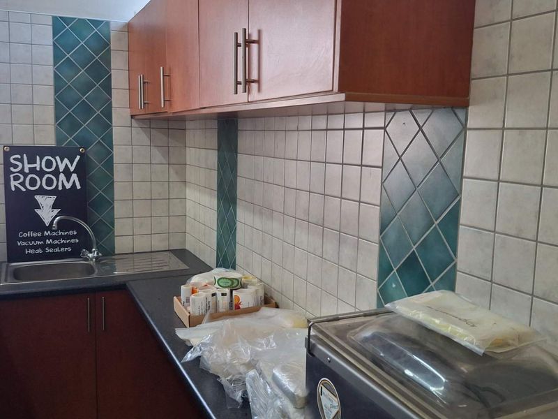 Southern Industrial Warehouse to let - Photo 4