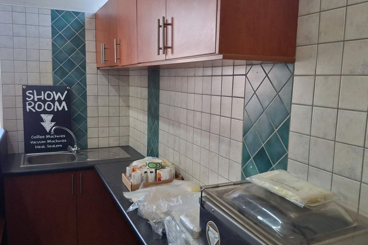 Southern Industrial Warehouse to let - Photo 4