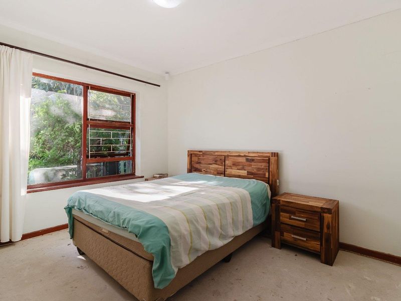 4 Bedroom, Family Living with Indoor Braai, Solar Backup & Water Tanks in Prime Mount Pleasant - Photo 10