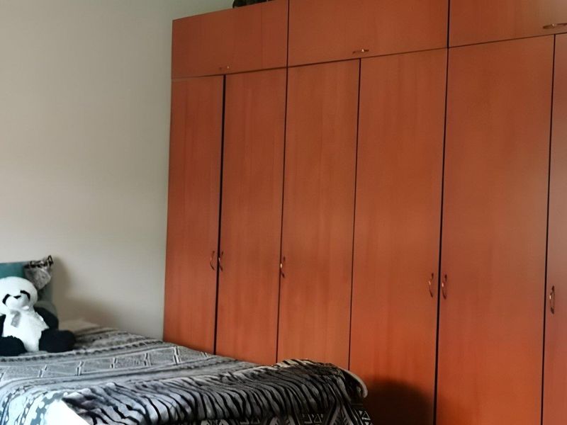 3 Bedroom Home to Rent – Centrally Located with Thatch Roof Charm - Photo 3