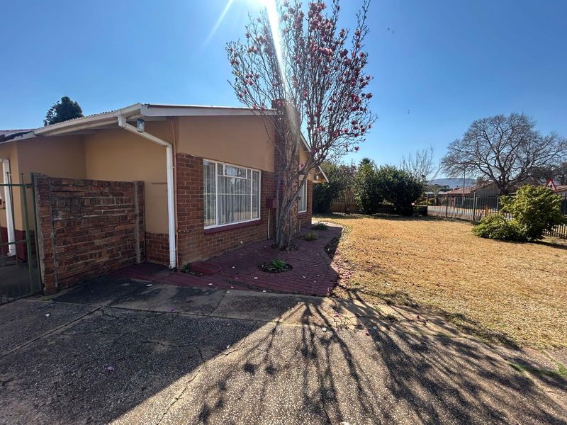 4 Bedroom family house in Booysens - Photo 2