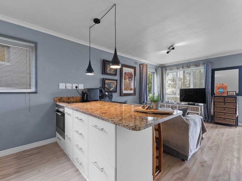 Lovely studio apartment in Vredehoek. - Photo 2