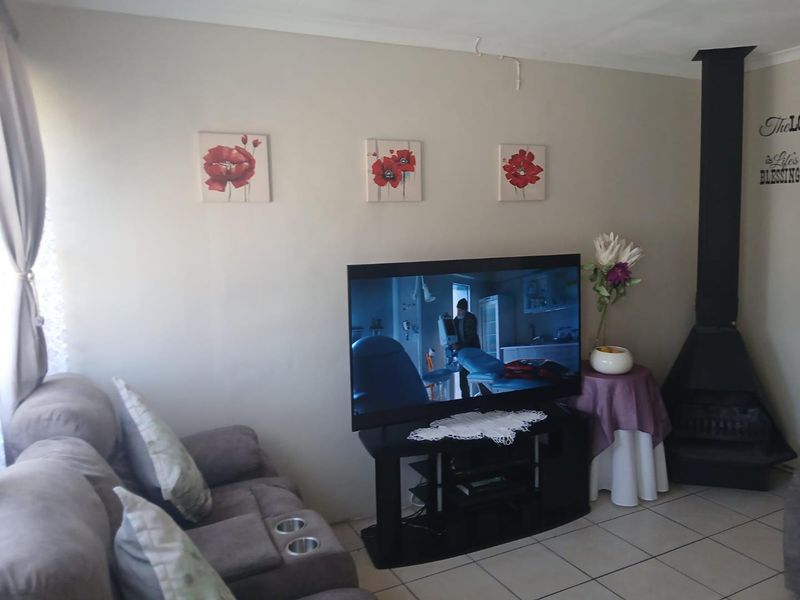 Charming Modern 3-Bedroom Home in Northpine | R1,720,000 - Photo 9