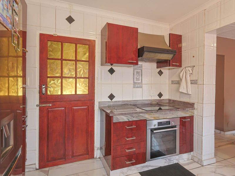 Spacious 3 Bedroom Family Home with Income-Generating Flatlets - Photo 8
