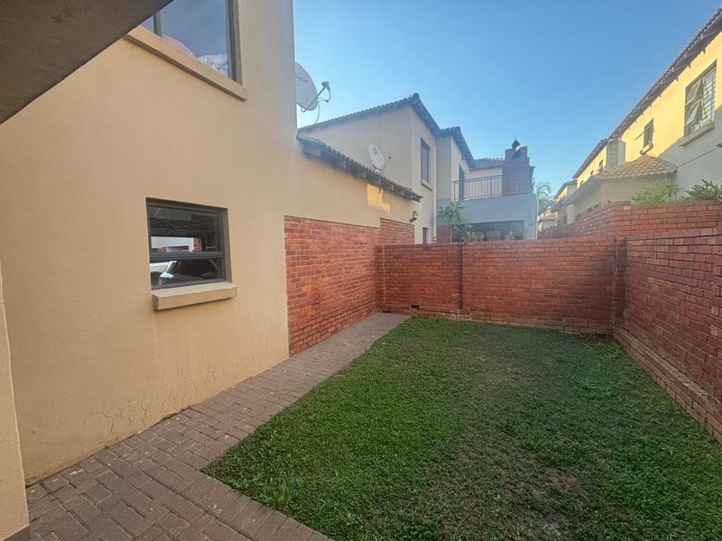 Stunning duplex unit in Olympus area. - Photo 2