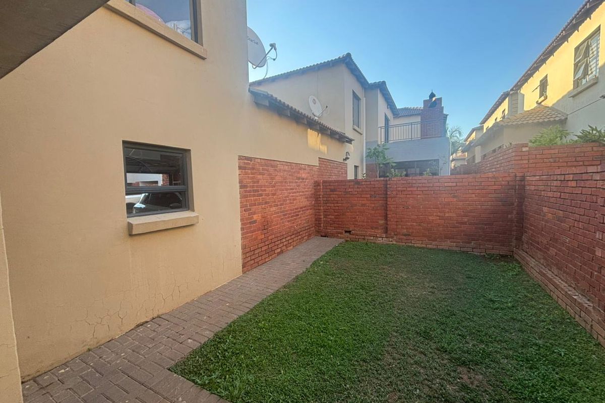 Stunning duplex unit in Olympus area. - Photo 2