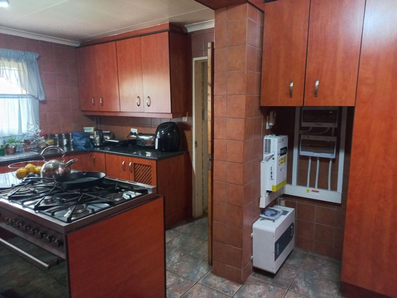 Spacious 3 bedroom home+ spacious 2 bed flat!  Solar Electricity always a great Help! - Photo 4