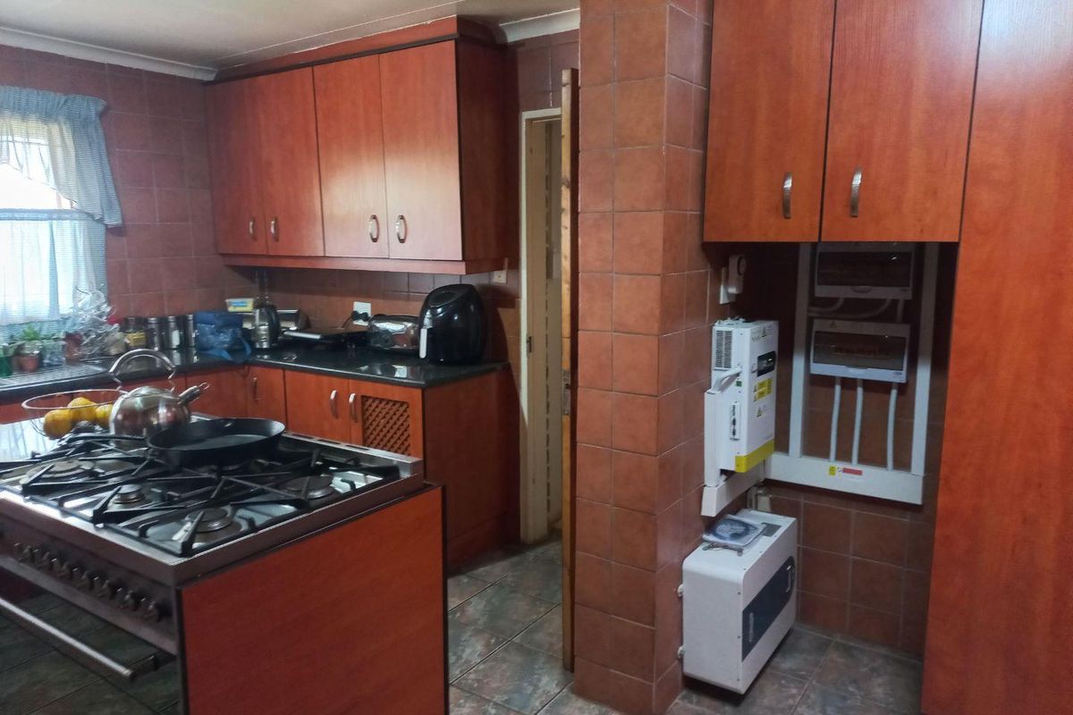 Spacious 3 bedroom home+ spacious 2 bed flat!  Solar Electricity always a great Help! - Photo 4