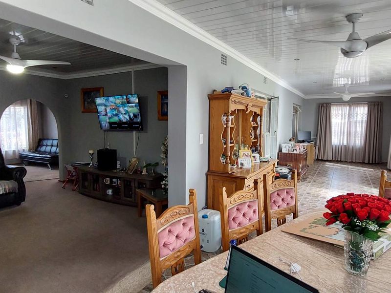 Spacious 3-Bedroom Family Home with Flatlet on Spacious Stand - Photo 7