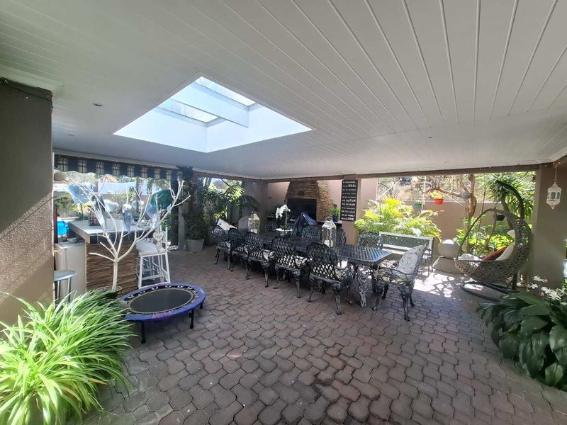 Gorgeous single level home with amazing garden - Photo 9