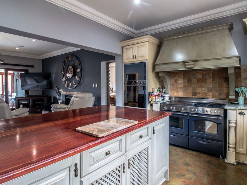 Gorgeous 3 Bedroom Home in Montebello Complex in Estate In Lakefield - Photo 6