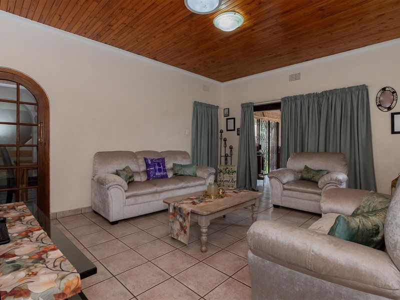 Spacious 3-bedroom family home in Kempton Park Ext 4 on a large 1115sqm stand. - Photo 7