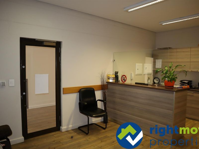 Neat and Well maintained unit in Medical Centre complex. - Photo 4