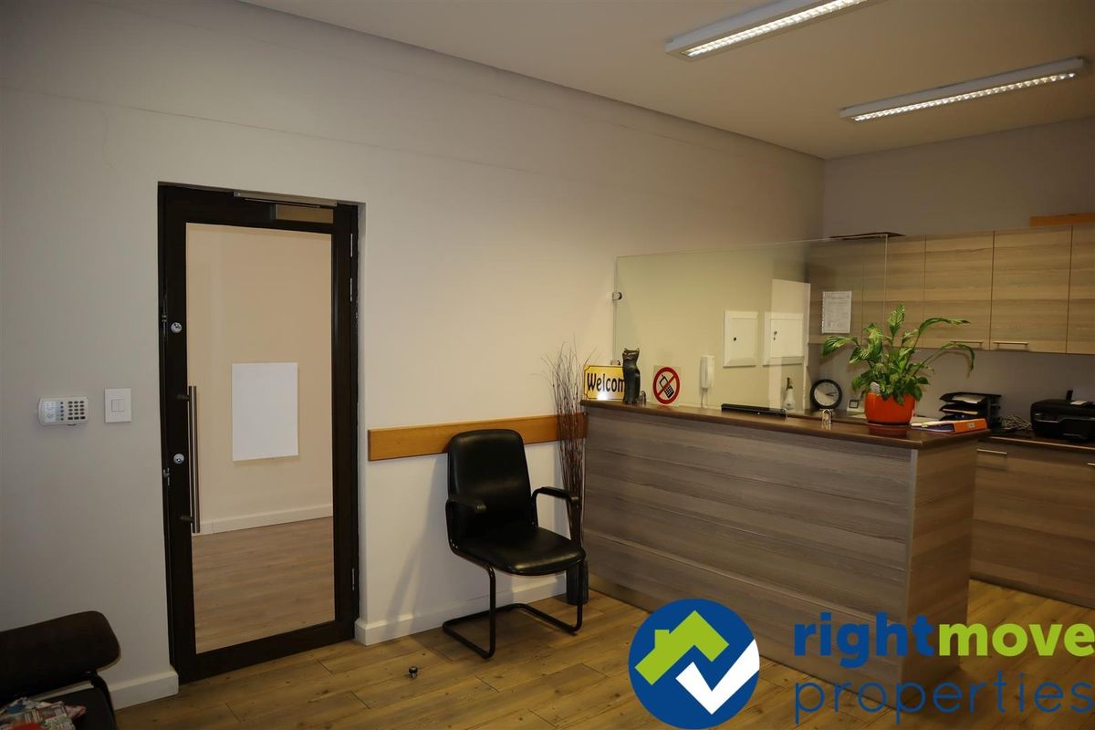 Neat and Well maintained unit in Medical Centre complex. - Photo 4