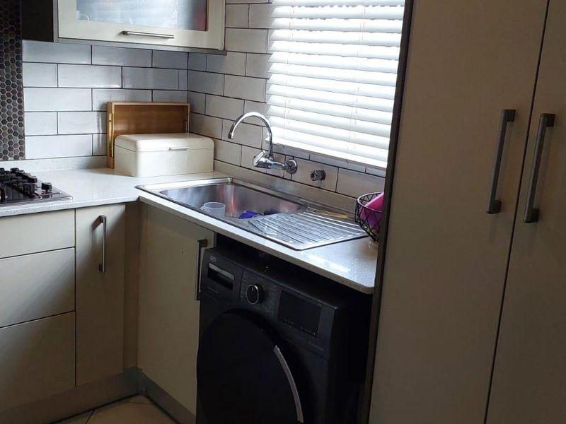 3 Bedroom House in Rosslyn - Photo 4