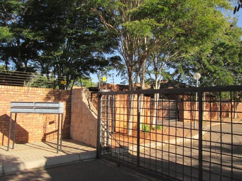 2 BEDROOM TOWNHOUSE TO RENT IN THERESAPARK - Photo 2