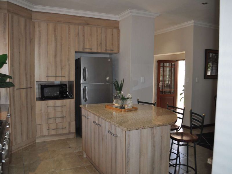 UPMARKET HOME FOR SALE IN SECURITY COMPLEX IS PRETORIA EAST - Photo 6