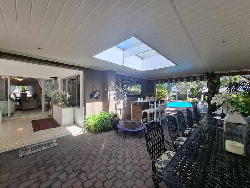 Gorgeous single level home with amazing garden - Photo 5