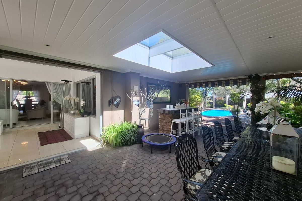 Gorgeous single level home with amazing garden - Photo 5