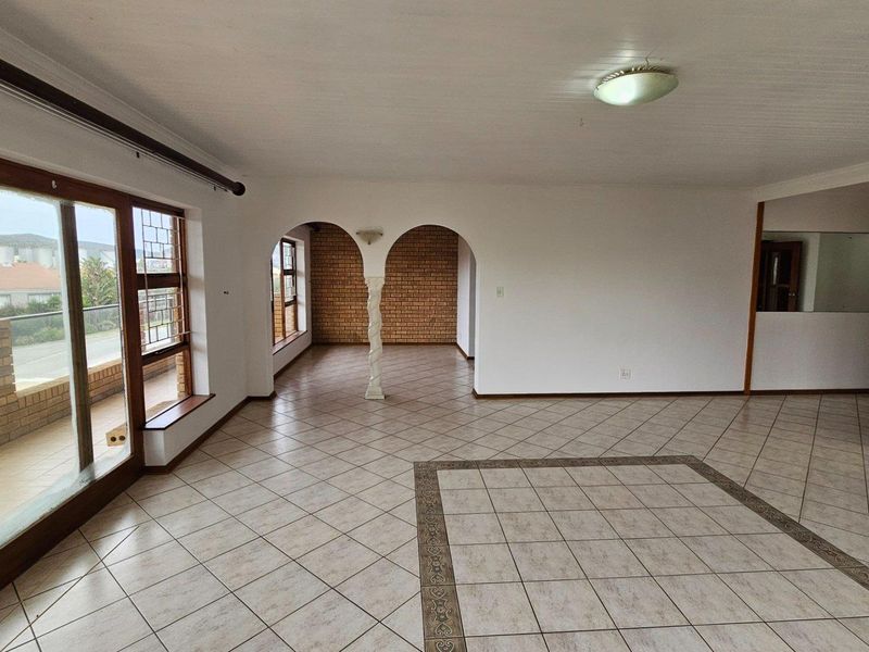 Beach living: 7 Bedroom, easy upkeep home - Photo 9