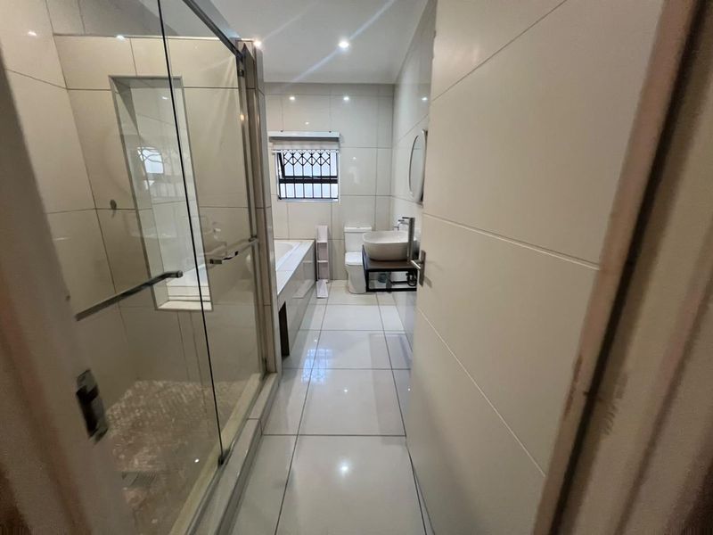 Spacious 3-Bedroom Family Home – Modern Renovations & Massive Private Garden in Western Extension! - Photo 10