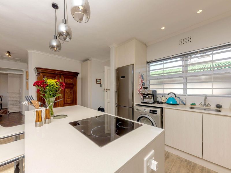 Sunny Top-Floor Corner Apartment with Lock-Up Garage - Photo 6