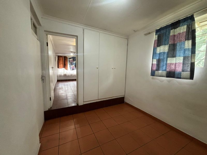 Charming 1-Bedroom Cottage with Covered Parking & Backup Power - Photo 4