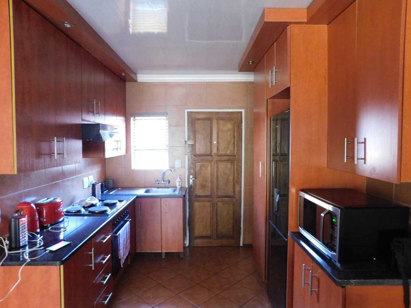 Secure Complex Living - Photo 5