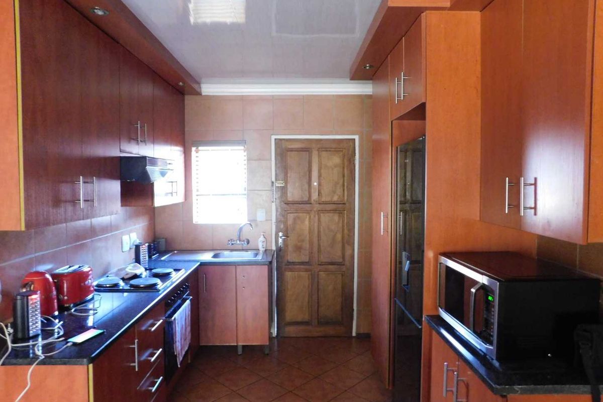 Secure Complex Living - Photo 5