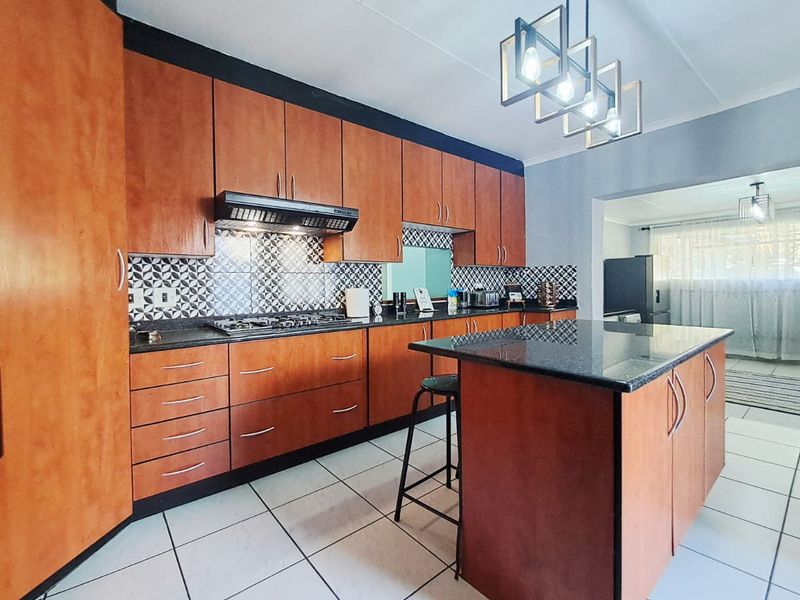 6 Bedroom House for Sale in Brackenhurst - Photo 2