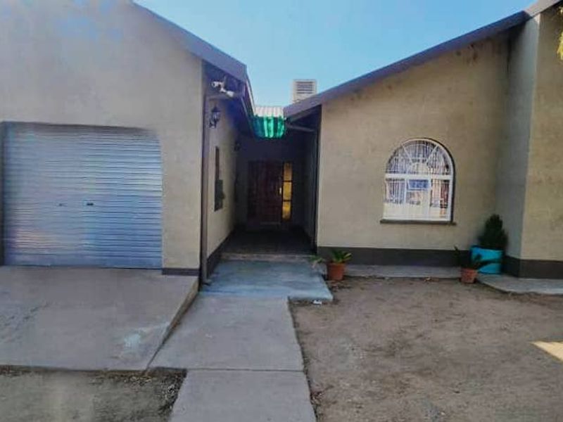 EXCLUSIVE SOLE MANDATE! Captivating and remarkably spacious family home for sale in a prime area of Okahandja! - Photo 4