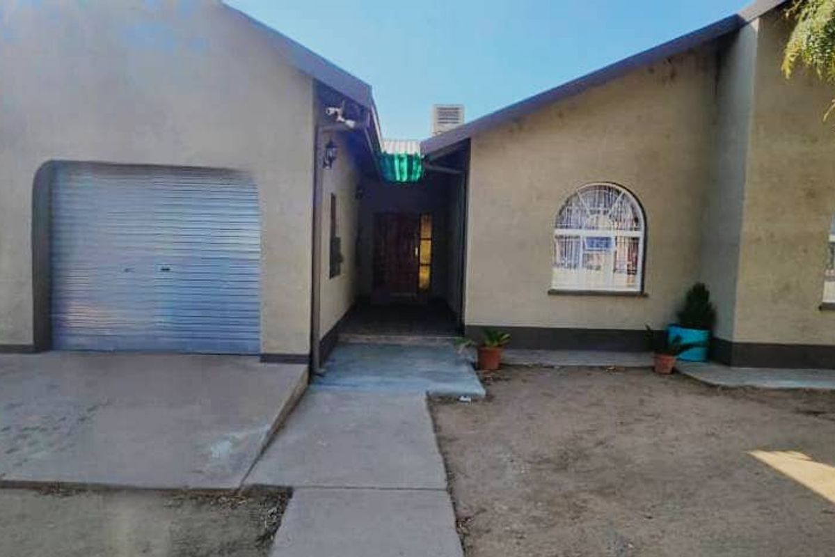 EXCLUSIVE SOLE MANDATE! Captivating and remarkably spacious family home for sale in a prime area of Okahandja! - Photo 4