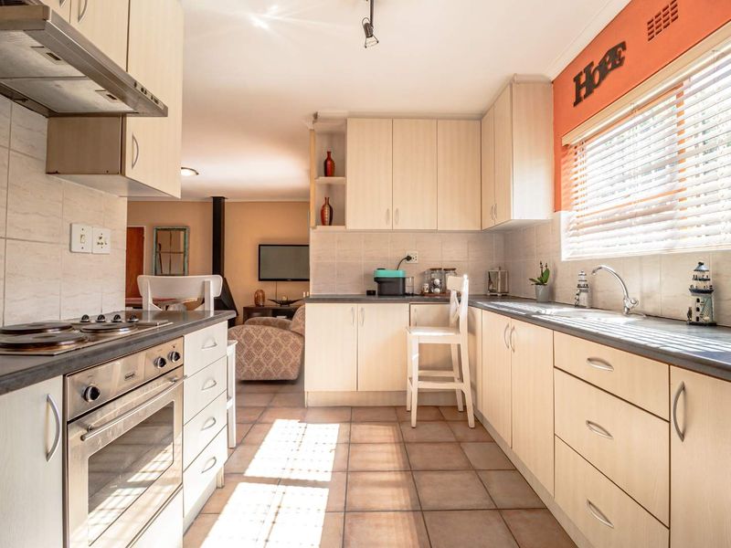 Spacious, Sunlit Sanctuary in Kuils River Awaits You - Photo 9